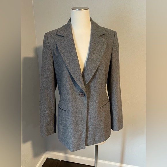 Harve Benard Gray Blazer with Notched Lapels and Structured Shoulders - Picture 1 of 6